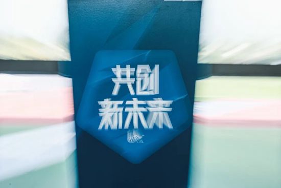 坏人用剪刀剪掉衣服