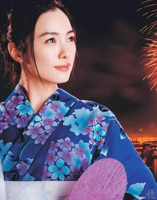美女叉开腿让男生捅